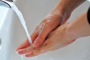 A helyes kézmosás és a lakás takarítása, fertőtlenítése